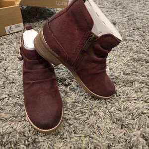 Earth Dark Red Suede Ankle Boots Box